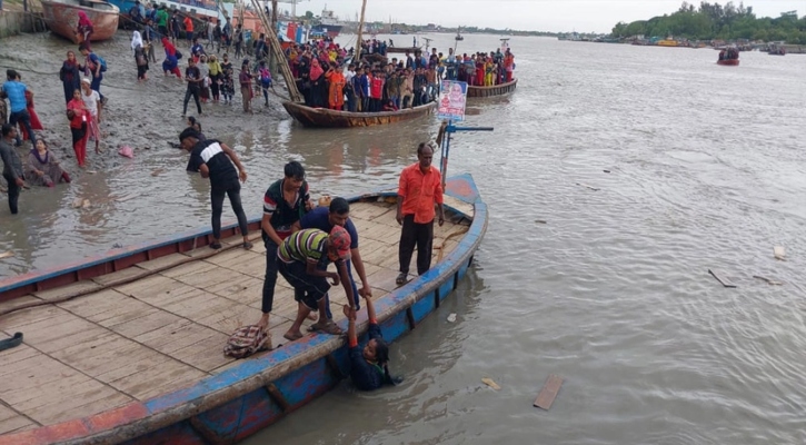 মোংলায় অর্ধশতাধিক যাত্রী নিয়ে নৌকাডুবি